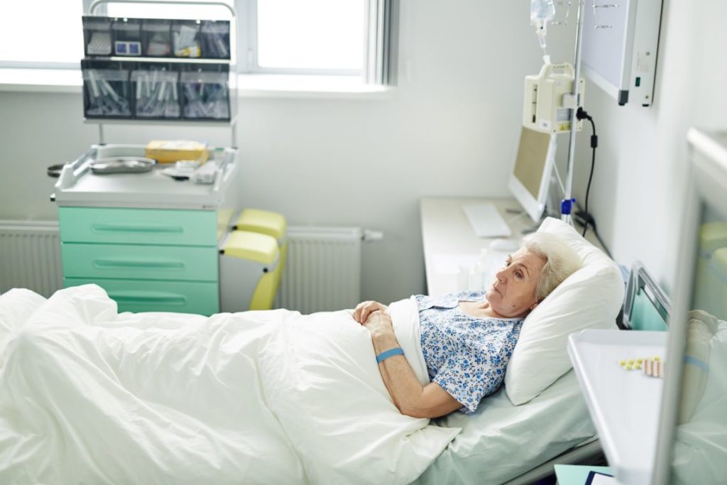 woman with mesothelioma lays in bed